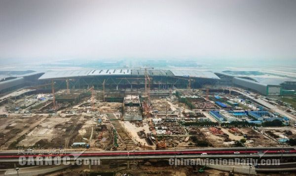 8月底，白云機場擴建工程完成兩項重大建設(shè)節(jié)點。白云機場2號航站樓鋼結(jié)構(gòu)網(wǎng)架于8月30日全面合攏，玻璃幕墻和金屬屋面等外部工程基本完成，2號航站樓展現(xiàn)出整體外形?！z影：葉華春